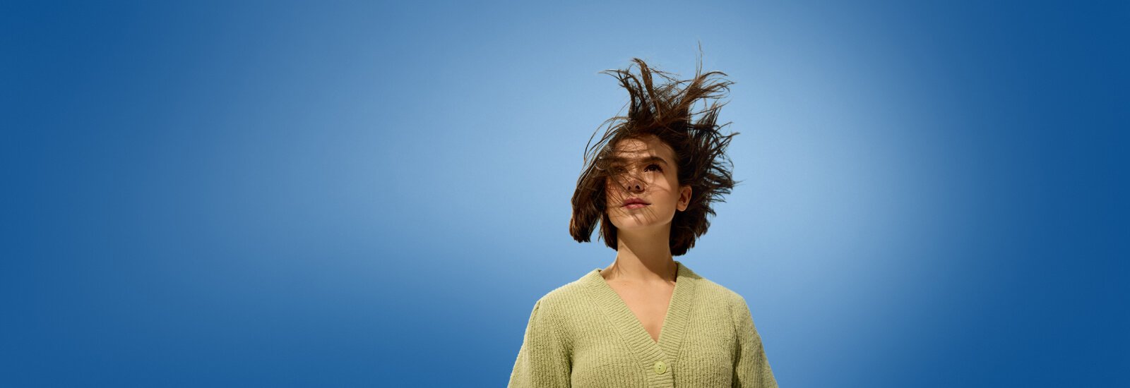 banner de una chica con el pelo al viento