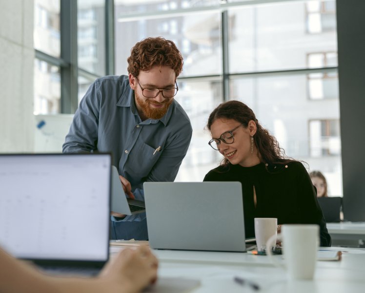 Imagen de dos emprendedores en una oficina