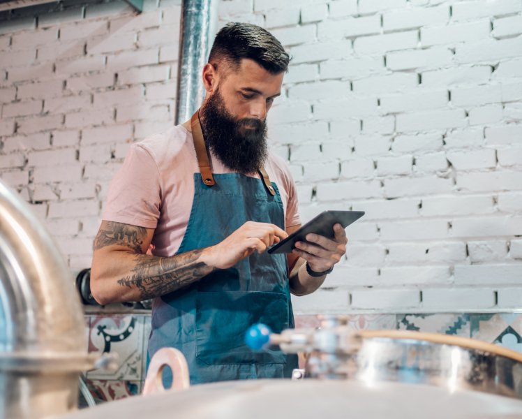 hombre barbudo con tablet