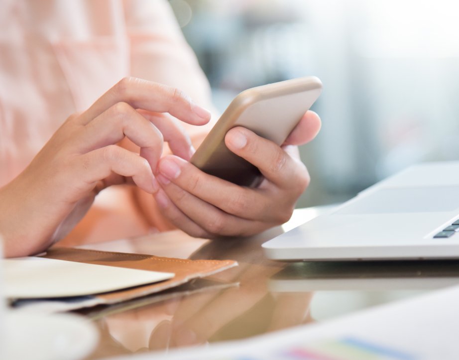 mujer con el movil