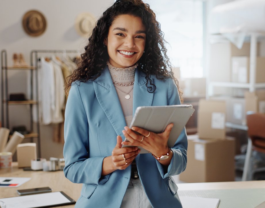 mujer sonriendo con una tablet