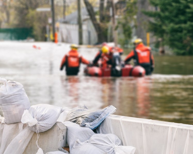 Imagen de voluntarios ayudando en las inundaciones