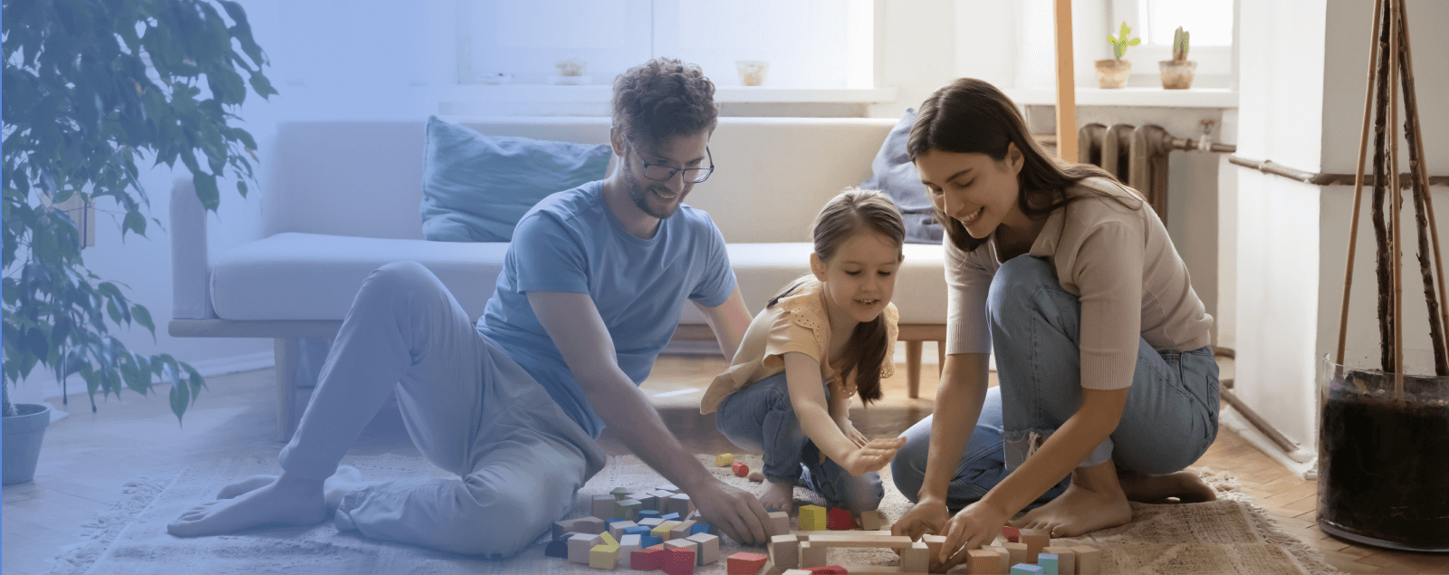 Imagen de familia joven que juega con su hija en su nueva vivienda para ilustrar el programa de avales ICO para financiar hasta el 100% de la hipoteca