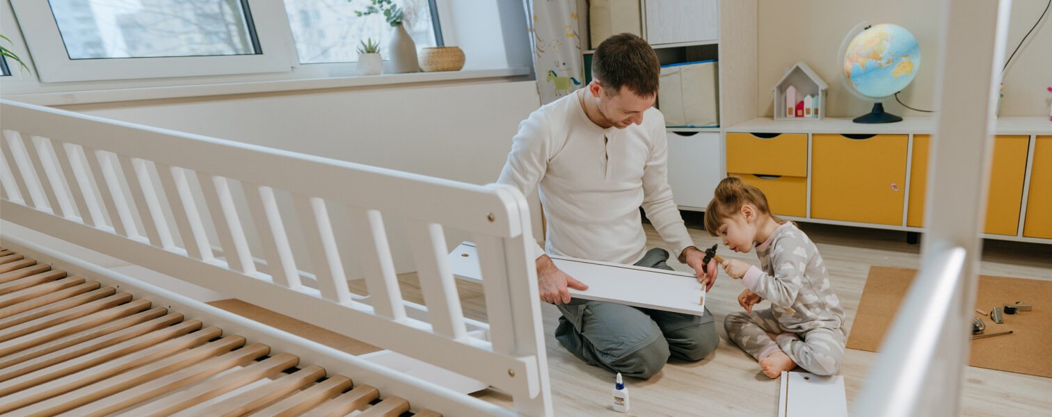 Un padre y su hija montando muebles